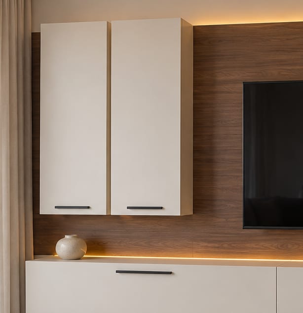 Mat kırık beyaz ve ceviz TV ünitesinin üst bölümü: kapaklı modüller ve raflar